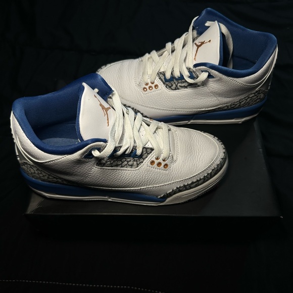 Air Jordan 3 Sneakers - Picture 4 of 4